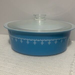 Vintage snowflake Blue Pyrex 4qt Glass Lidded Casserole Dish great condition.